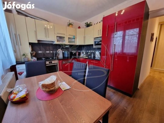 Eladó Gyula belvárosában egy különleges III. emeleti felújított tégla