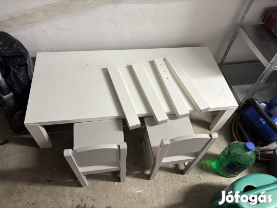 Eladó Ikeás, állítható lábú asztal 2 db gyerekszékkel