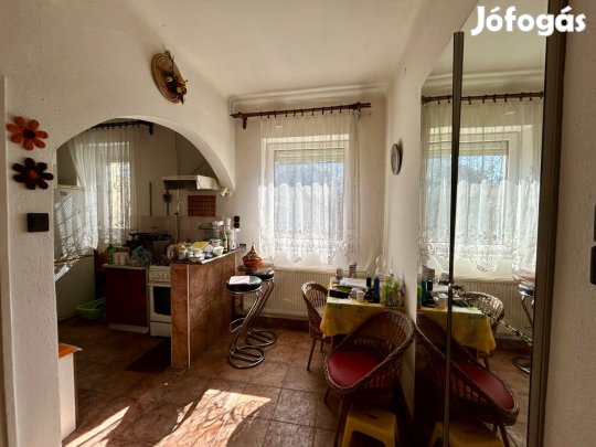 Eladó Ikerházfél Nagy Telekkel - Bővíthető, Napfényes Otthon!