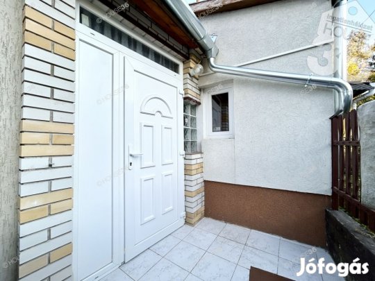 Eladó Kecskeméten a Czollner tér közelében 1 szobás házrész!