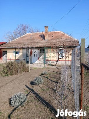 Eladó Kertes Ház Tiszaföldvár