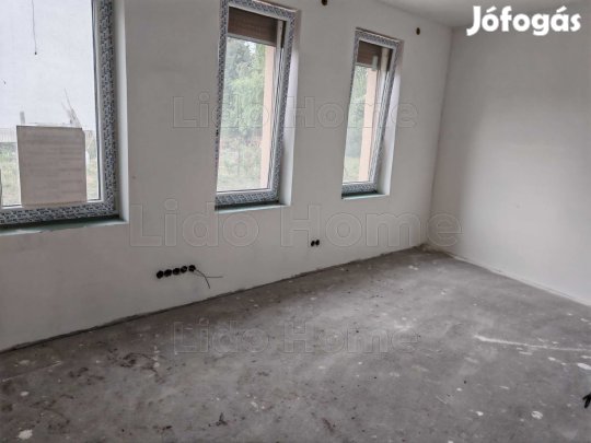 Eladó Keszthelyen egy új építésű iroda vagy üzlethelység.