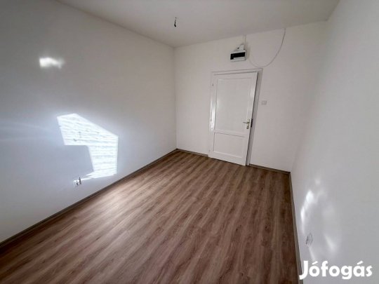 Eladó/Kiadó iroda/üzlethelyiség Szekszárd belváros