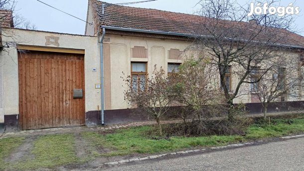 Eladó Kiskunfélegyháza belvárosi családi ház