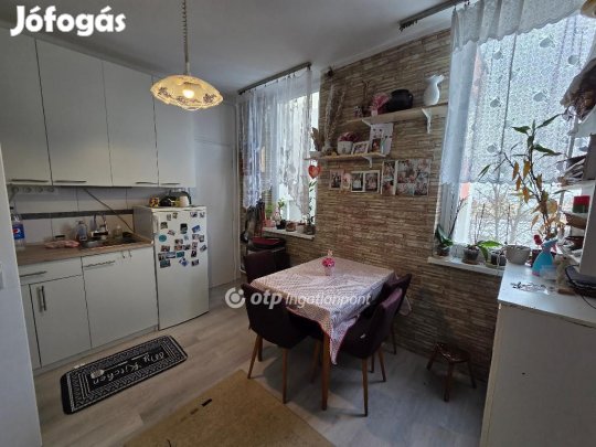 Eladó Komlóstető kedvelt részén egy 58 nm-es lakás!