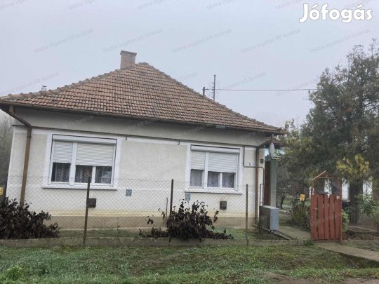 Eladó Kőtelken egy két és fél szobás családi ház