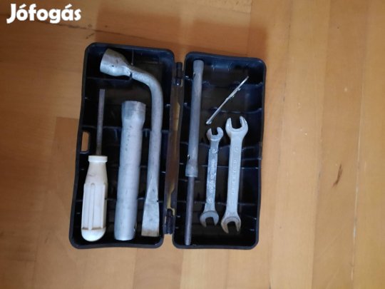 Eladó Lada szerszámos doboz, eredeti szerszámokkal