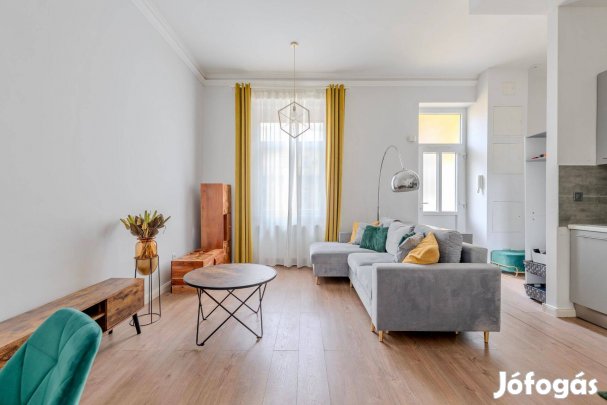 Eladó Liftes ház 4. emeletén egy 3 szobás, Teljes Körűen felújított