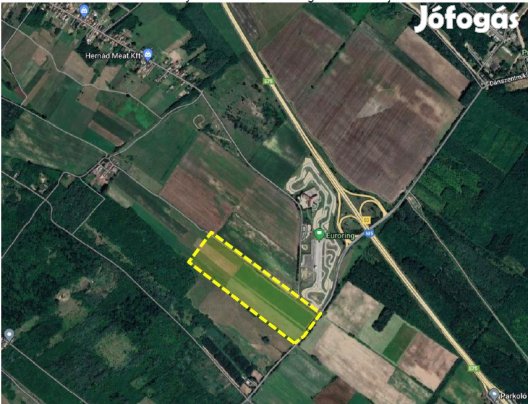 Eladó M5-ös autópálya csomópontjánál az Euroring Versenypálya mellett