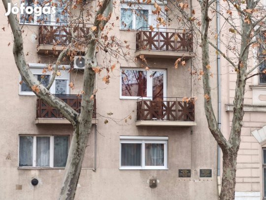 Eladó Makó központjában Hagymatikum fürdő szomszédságában 1. emeleti t