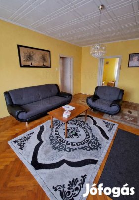 Eladó Maroshegyen egy téglaépítésű lakás saját kertrésszel, garázzsal!