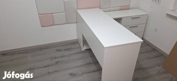 Eladó Möbelixben vásárolt kombi, magasfényű íróasztal.