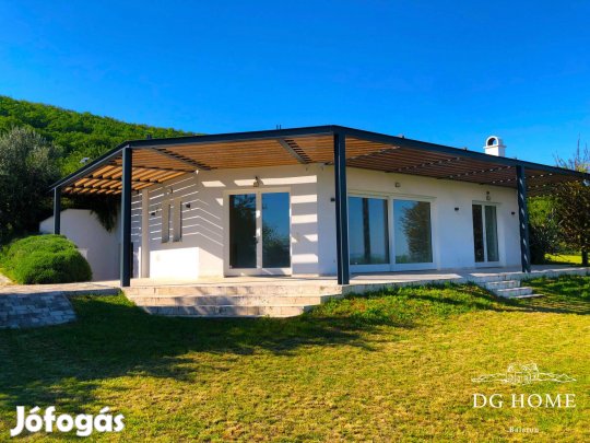 Eladó Modern Családi Ház Csopak Hegytetőn