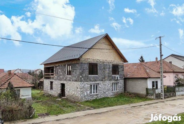 Eladó Múcsony főutcáján egy Részben Felújított 190 m családi ház
