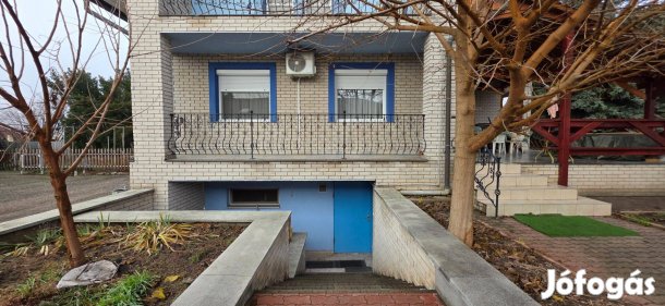 Eladó Nagyvenyimen egy 176 nm-es, 4 szobás, 2 szintes családi ház