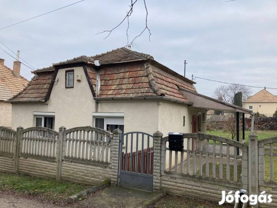 Eladó Neszmélyi családi ház