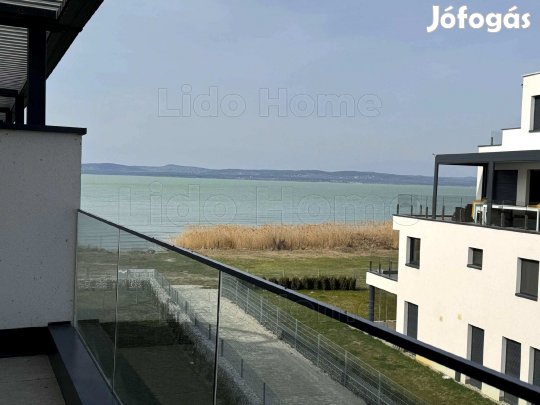 Eladó PANORÁMÁS vízparti lakás Balatonszemesen