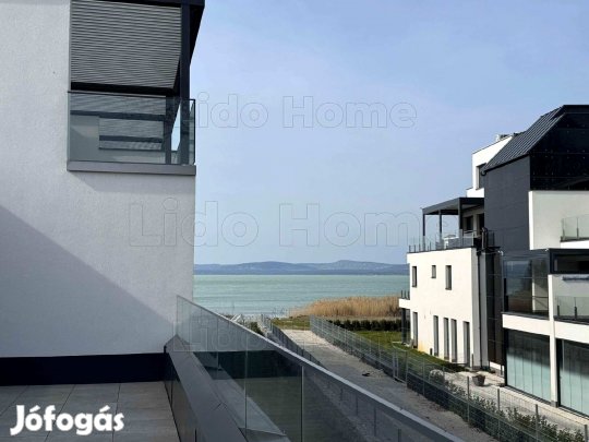 Eladó PANORÁMÁS vízparti lakás Balatonszemesen