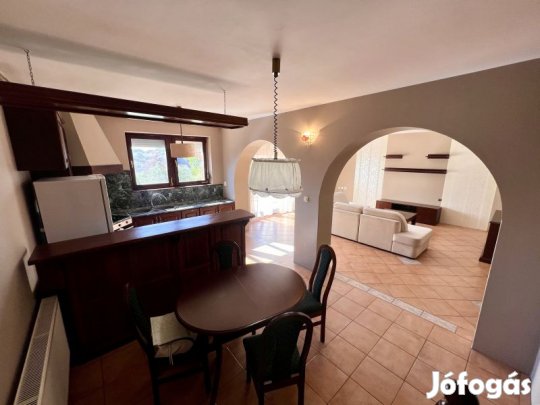 Eladó Pécs-Kertvárosban 4+1 fél szobás családi ház garázzsal