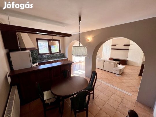 Eladó Pécs-Kertvárosban 4+1 fél szobás családi ház garázzsal