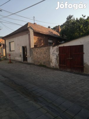 Eladó Pécs Tettyén nappali + 3 szobás családi ház