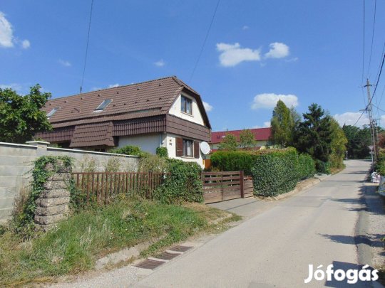 Eladó Pécs, Donátusi úton nappali+3 szobás családi ház