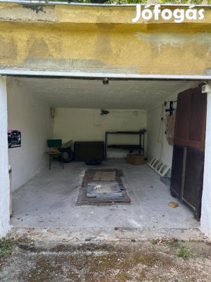 Eladó Pécsett a Kishegyi Dűlőben önálló garázs