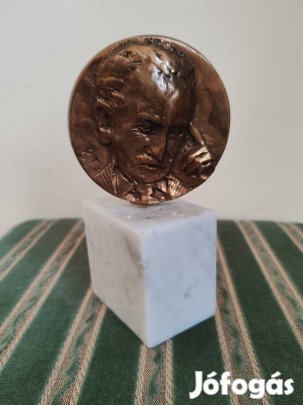 Eladó Quasimodo emlékplakett.