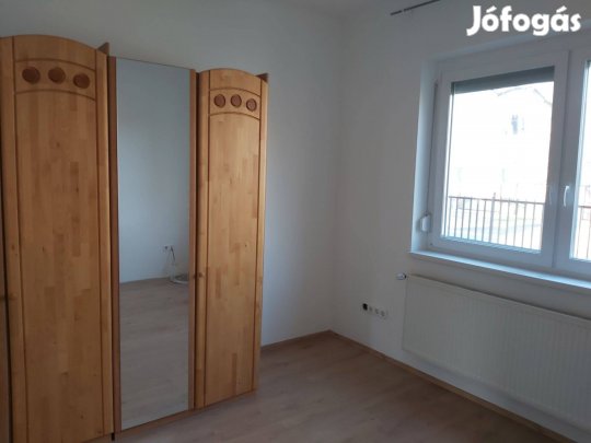 Eladó Rákospalota kertvárosi részén egy családiház fél, saját telek!