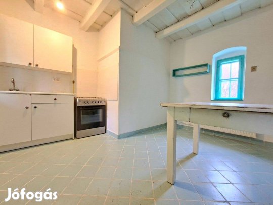 Eladó Rumban: varázslatos, medencés, kertes ház, nagy melléképülettel