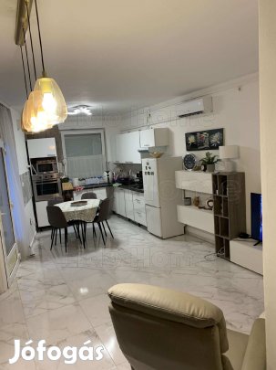 Eladó Siófok-Kilitin 90 m2-es nappali + 2 hálószobás összkomfortos