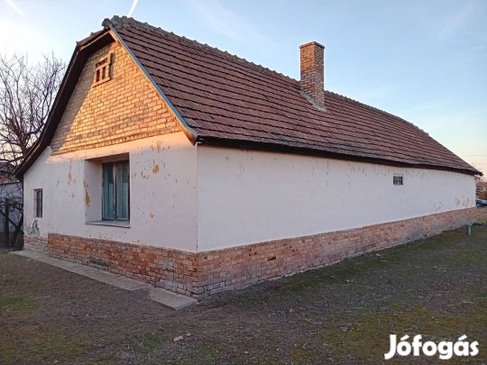 Eladó Szabadszálláson 100 m2-es, felújítandó ház