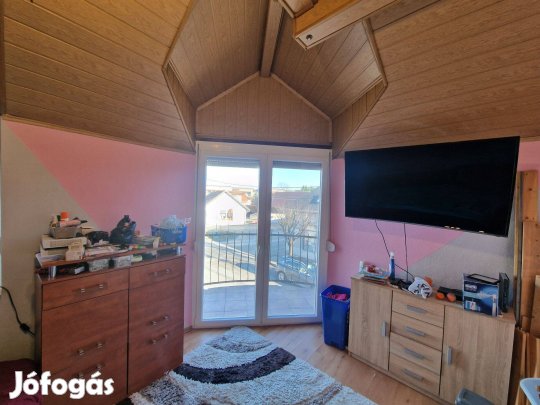 Eladó Szigetszentmiklós központjában belső két szintes, 3 szobás lakás