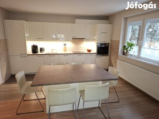 Eladó Szolnok belvárosában egy 68 m2-es lakás garázzsal