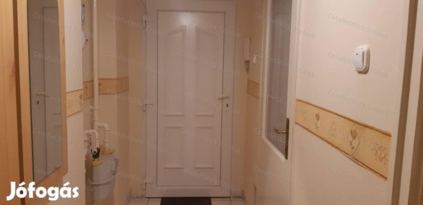 Eladó Szolnok belvárosi garzonlakás!