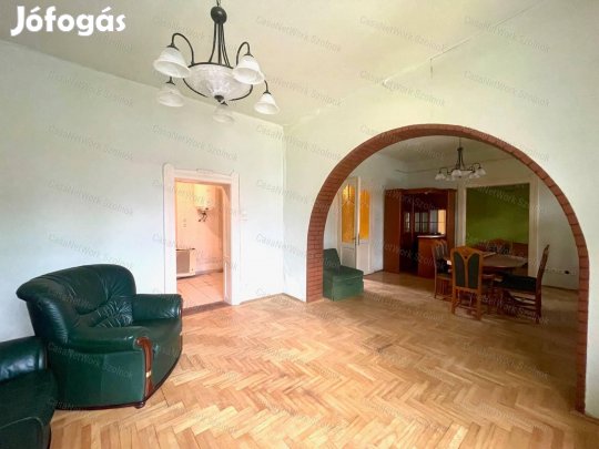 Eladó Szolnok központjában Fiumei uton 370m2 telken 100m2 családi ház