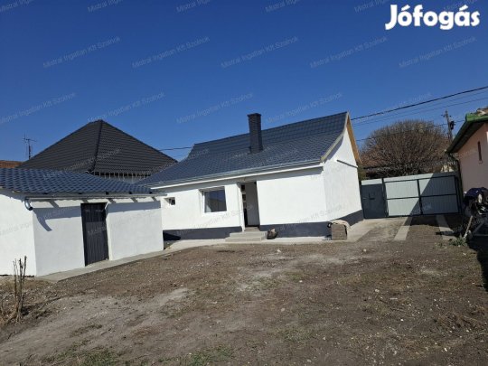 Eladó Szolnokon a Pletykafaluban egy felújított családi ház