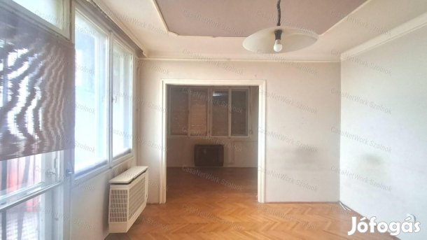 Eladó Szolnokon a Várkonyi téren 2+1 félszobás lakás