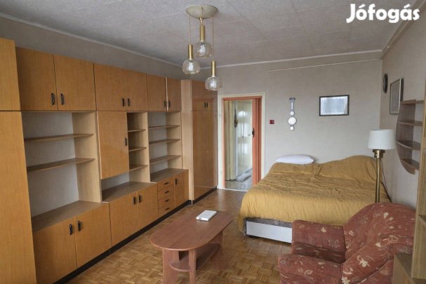 Eladó Tapolca városközpontjában egy 52 m2-es, 4. emeleti, erkélyes lak