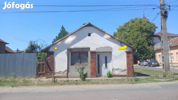 Eladó Tiszaföldváron egy 110 m2-es családi ház.