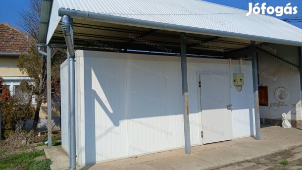 Eladó Tiszaföldváron egy 3718 m2-es telek hűtőházzal.