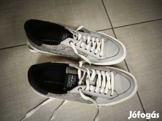 Eladó Tommy Hilfiger férfi cipő 
