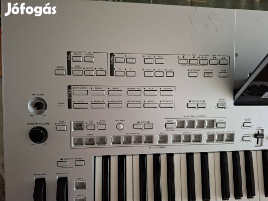 Eladó Tyros 4 szintetizátor 