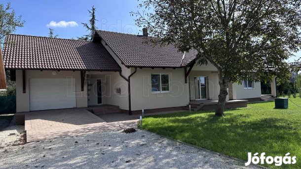Eladó ÚJÉPÍTÉSŰ Balatonszentgyörgyi CSALÁDI HÁZ .