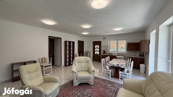 Eladó ÚJÉPÍTÉSŰ, VÍZPARTI NYARALÓ Balatonmáriafürdőn.