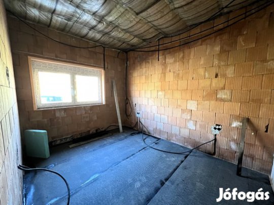 Eladó ÚJÉPÍTÉSŰ családi ház Magyarsarlóson