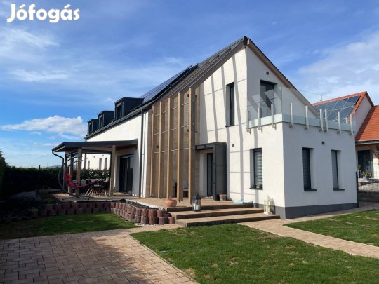 Eladó Újszerű Ház Alsóörsön