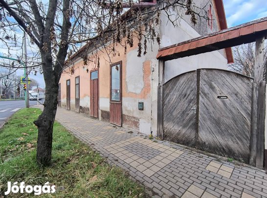 Eladó Üzlethelyiség Törökszentmiklós központjában!