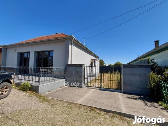 Eladó Üzlethelyiség, Dány