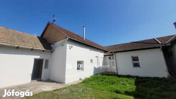 Eladó Üzlethelyiség, Jászberény